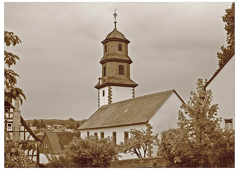 Uus Kersch mit Patzersch ihrm Haus, links es Schreesches Haus